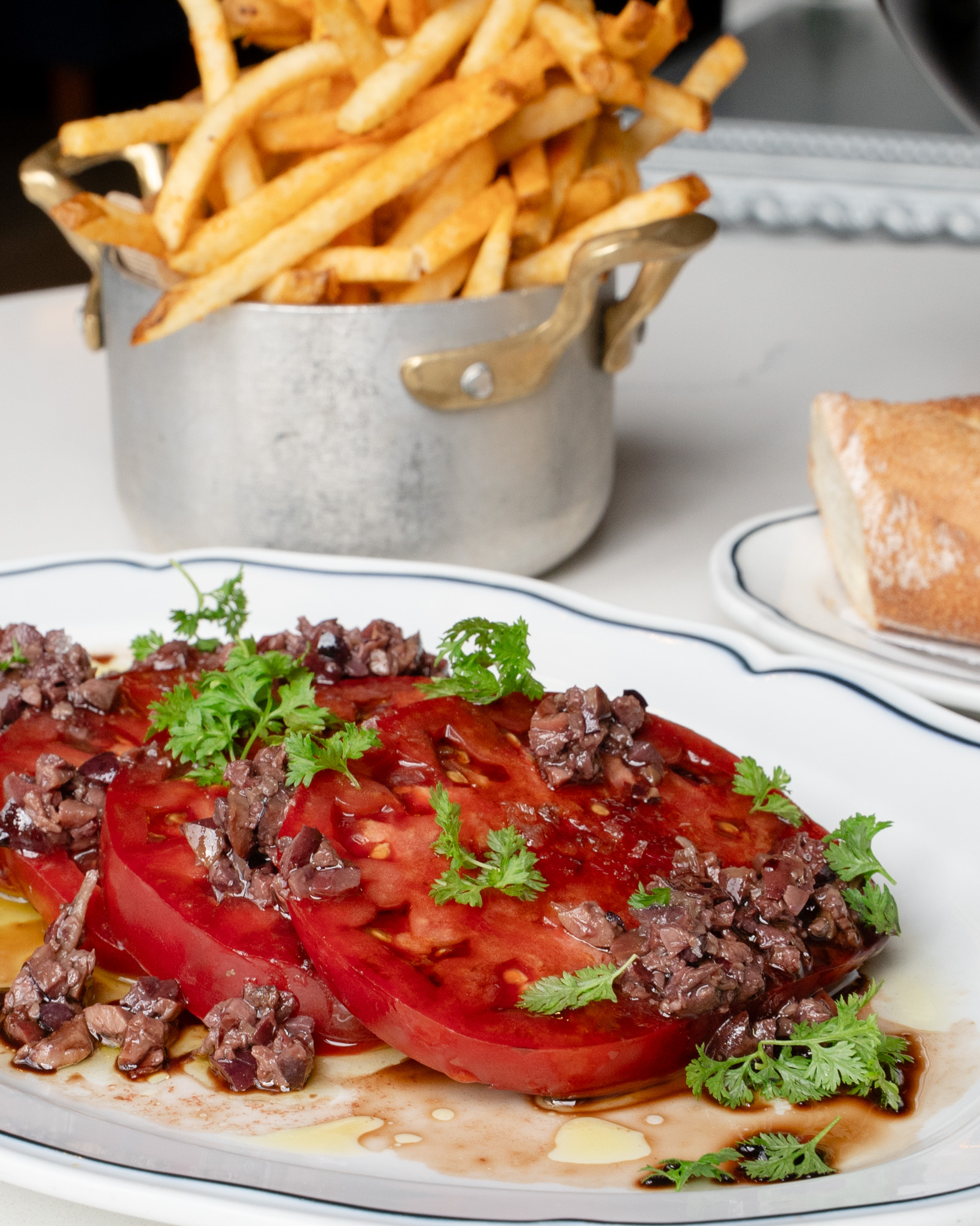 Tomato season is still going strong, and we’re not mad about it. 🍅 Reyes Farms Cherokee Purple tomatoes with olive tapenade, honey vinegar, and chervil. A plate made for the true tomato lover. ❤️🐌
📸: @savery.media