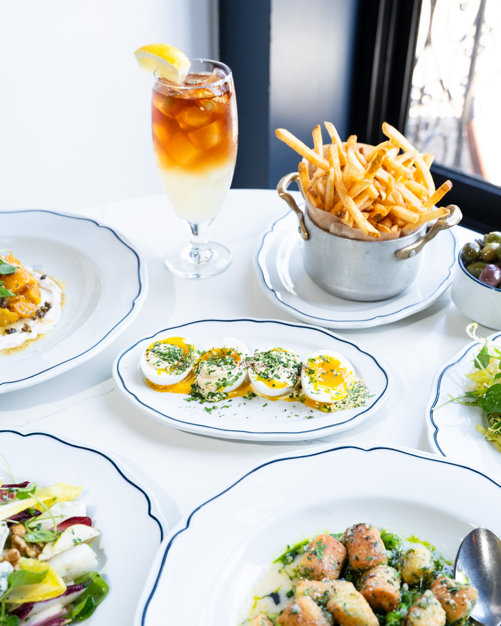 Sunlight, frites, and a French table spread that begs for lunch that stretches into happy hour. Picture perfect mid-day at Augie’s.
📸: @savery.media