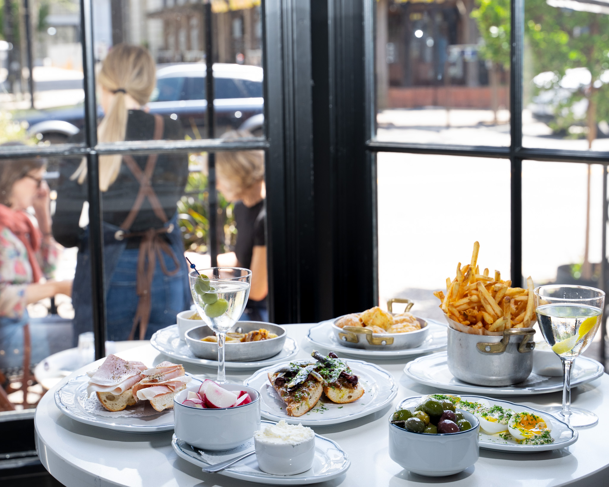 Downtown Santa Rosa is glowing- especially from a window seat at Augie’s.
Happy hour here looks like this: martinis, radishes and butter, piles of fries, tartines, and a little something from the bistro board.
Monday through Friday, 3–5 PM. Bring your appetite and your favorite people. ❤️🐌