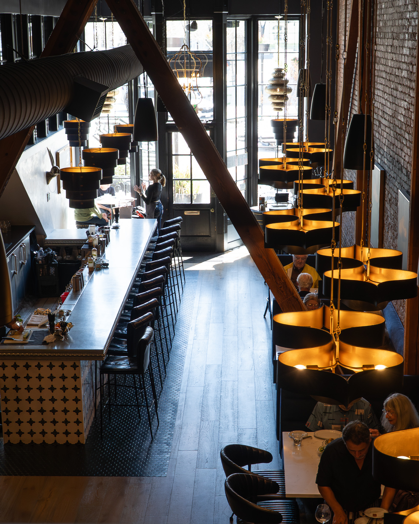 Work off, lights on, cocktails up. Augie’s is where downtown Santa Rosa hits its stride. Happy hour Monday to Friday, 3–5 PM- because your week deserves a little bistro magic. ❤️🐌
.
.
.
.
.
.
.
.
📸: @savery.media