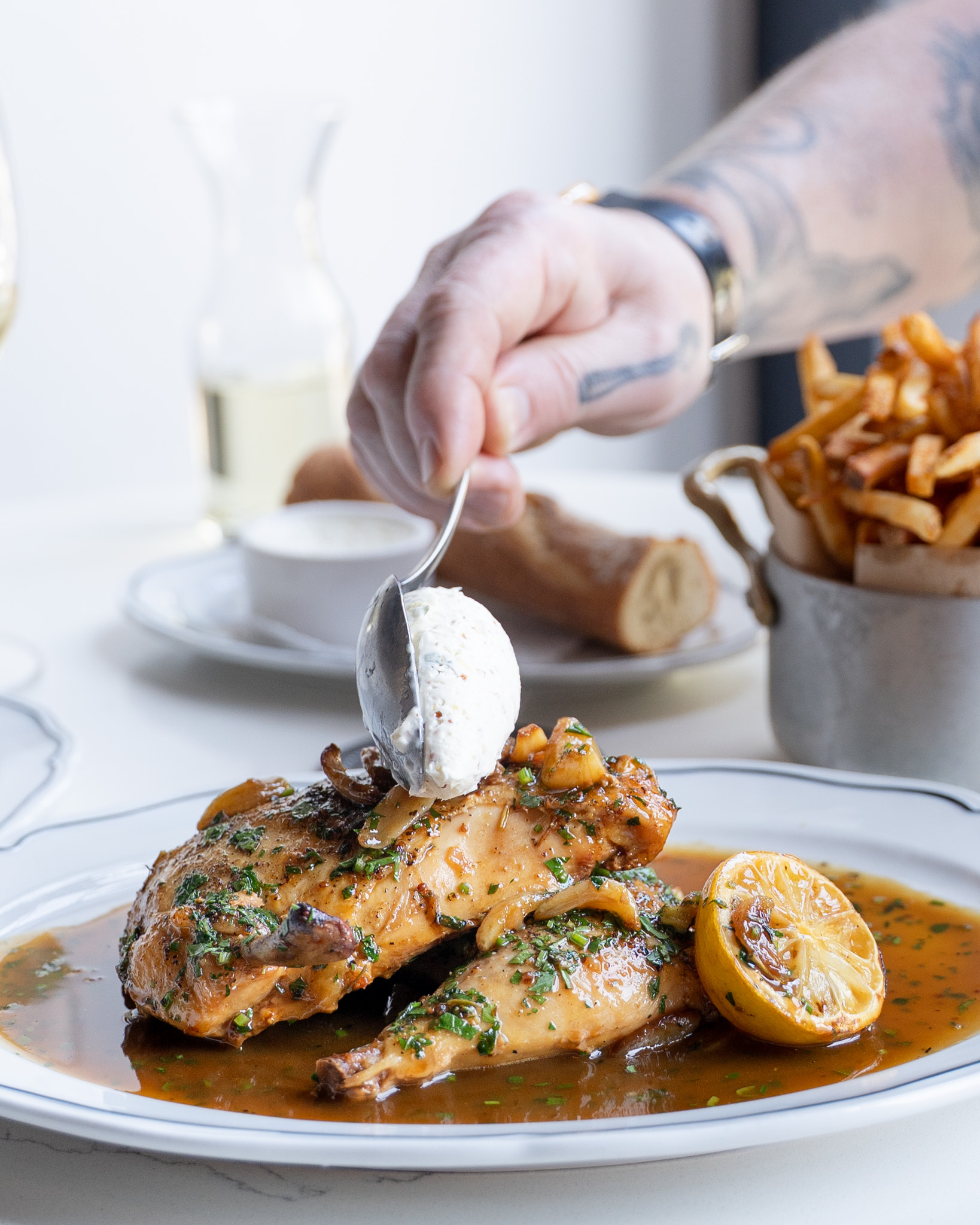 Roasted half chicken, mustard shallot butter, garlic confit, béarnaise, and a side of frites. Simple, satisfying, and exactly what a French bistro dinner should be. ❤️🐌
📸: @savery.media