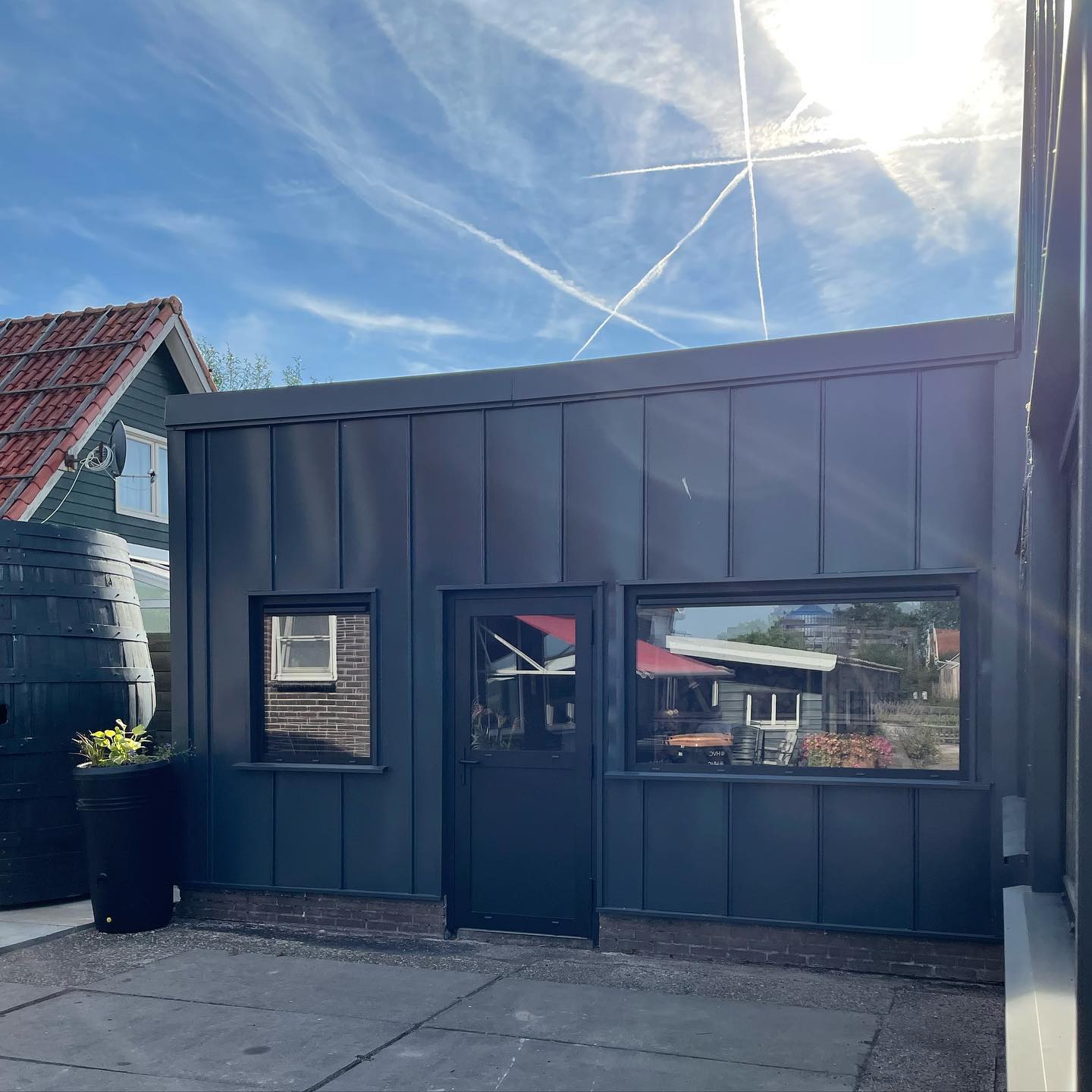 In opdracht van @jobtol hebben wij deze kozijnen geleverd bij @haardhouthandelwoodswoodshop , bestaand uit 4x Star75 vast kozijn en 1x deur Star75 in de kleur 9011TC (Structuur zwart). De ramen zijn voorzien van DucoTon roosters. Voor informatie of vrijblijvende offertes kunt u contact met ons opnemen!