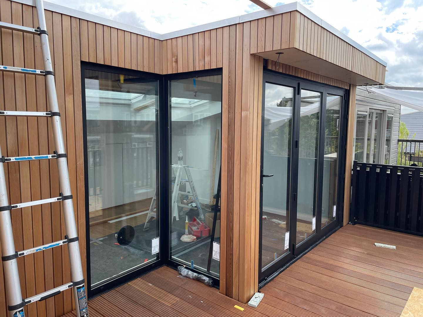 1x Panorama met 3 panelen en 2x Star75 vaste kozijnen op een dakopbouw! Ral kleur: 9011TC. Voor informatie of offertes kunt u altijd contact met ons opnemen