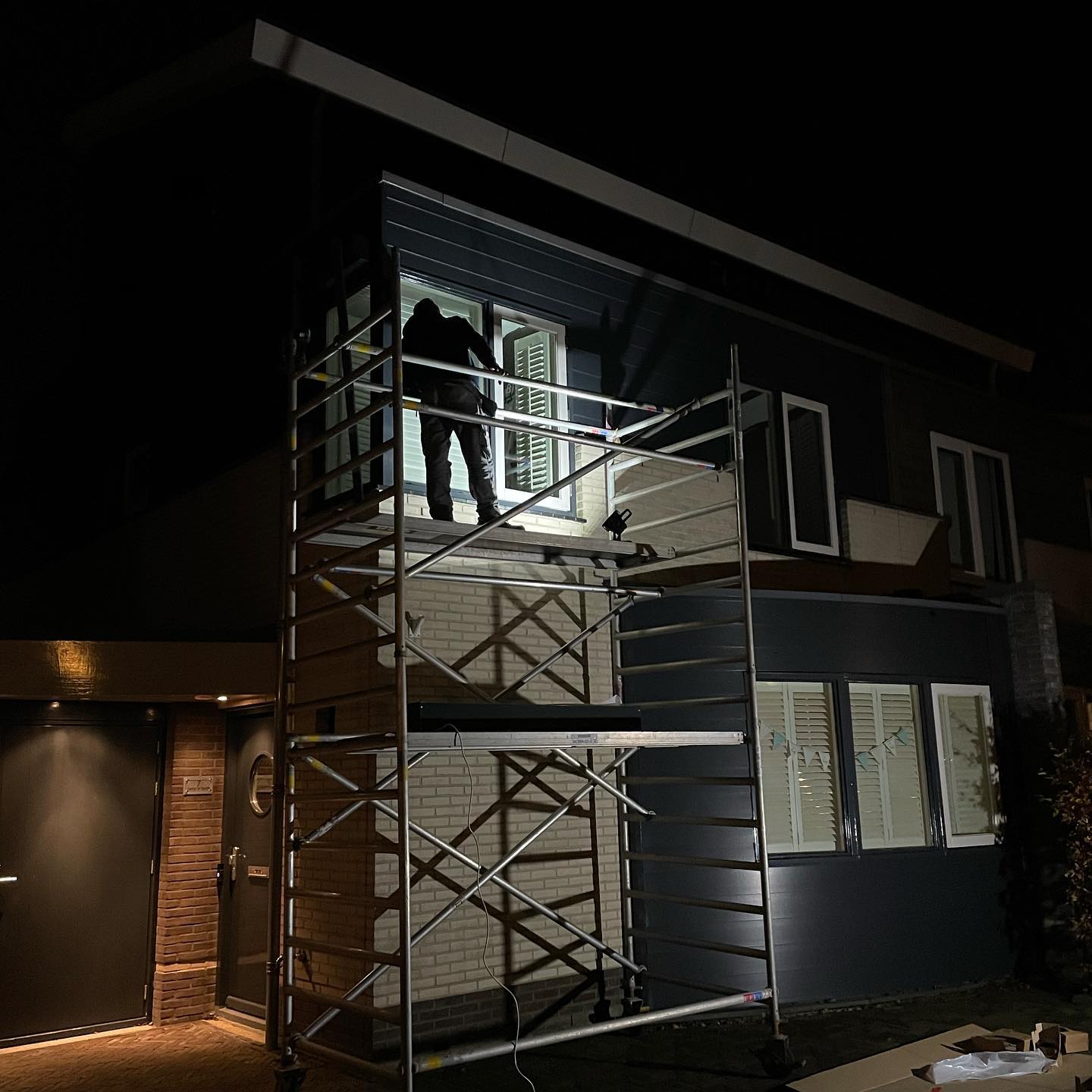 Vanmiddag/ vanavond hebben wij ons bezig gehouden met het plaatsen van 3 rolluiken. Heeft u vragen of interesse neem dan gerust contact met ons op !