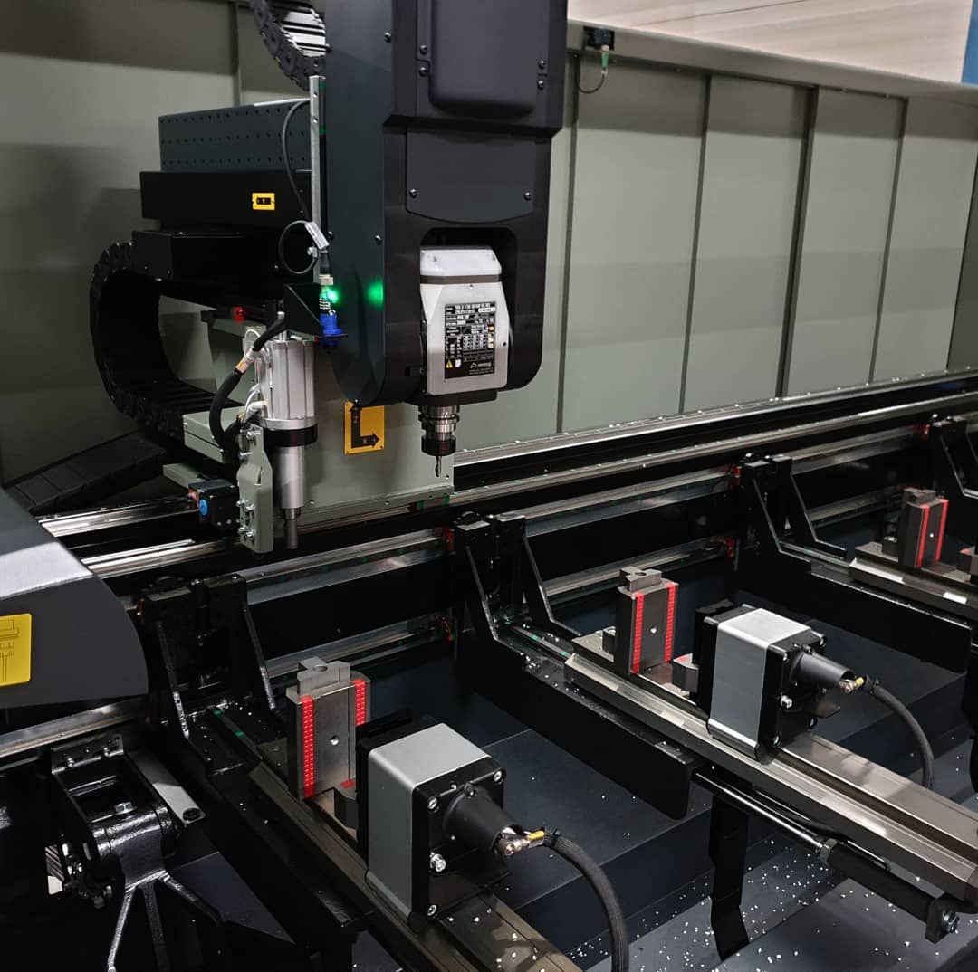 Gisteren zijn wij eigenaar geworden van deze nieuwe CNC machine. Dat geeft ons de mogelijkheid om profielen van andere leveranciers te bewerken voor deuren en kozijnen. Binnenkort is hier meer over te vinden op onze website www.altinkaluminium.nl<br />
<br />
#machine <br />
#freesmachine <br />
#frezen <br />
#aluminium <br />
#noordholland