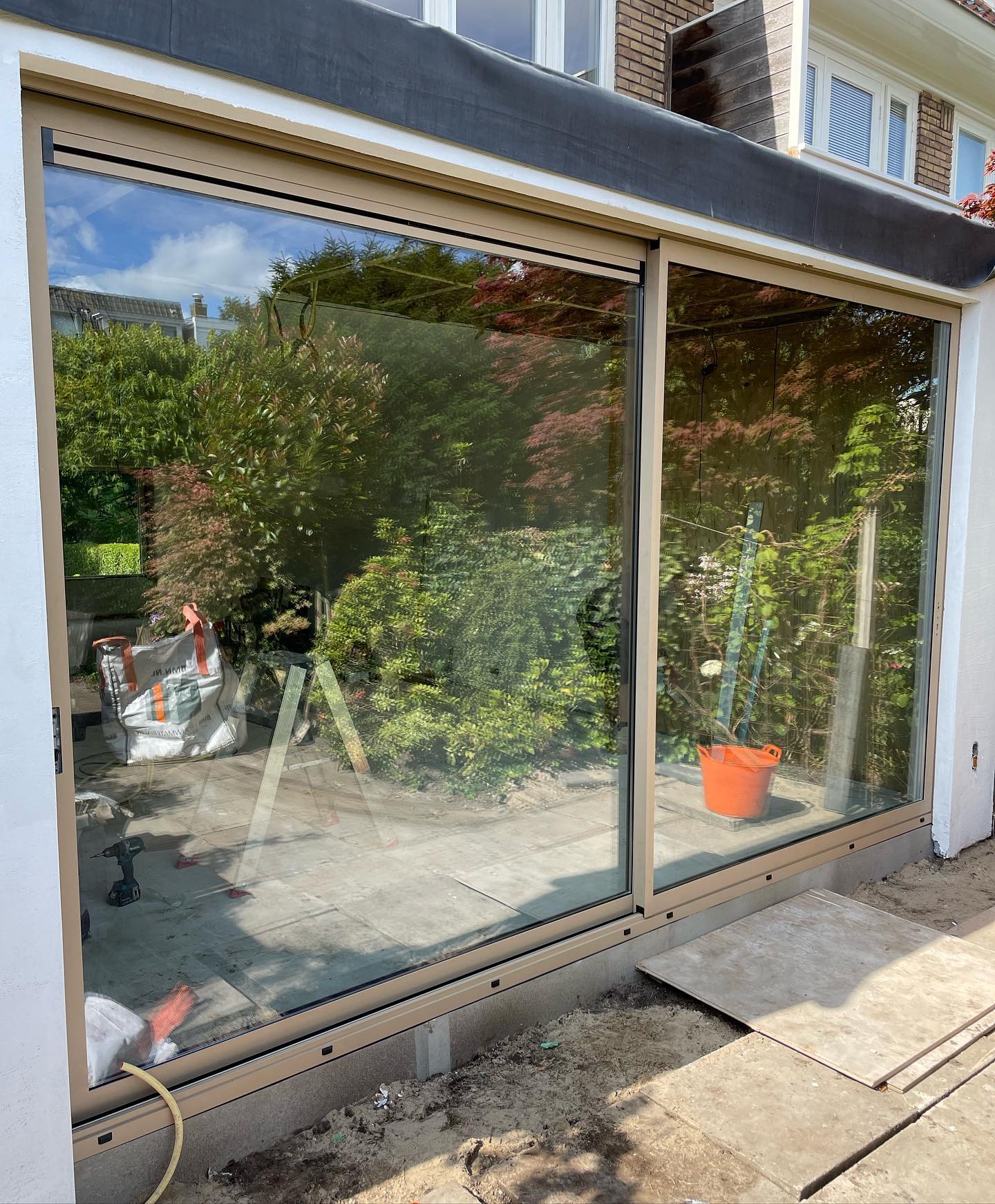 Vandaag is deze prachtige Aliplast VG500N schuifpui geplaatst die door ons is geproduceerd in opdracht van Daalmijer B.V., hun klant heeft gekozen voor de kleur 1019 LC (Grijsbeige Mat Structuur). Het glas van deze schuifpui betreft 416,8kg deze panelen zijn met de mobiele torenkraan geassembleerd. Om te kunnen ventileren is er gekozen voor een DucoFlat ZR12 ventilatierooster. Na de bouwvak is het tijd om het zetwerk aan hun te leveren in dezelfde kleur. Zodra dit afgerond is zullen wij de afbeeldingen plaatsen. <br />
<br />
Bent u ook geïnteresseerd? Neem dan contact met ons op voor een vrijblijvende offerte