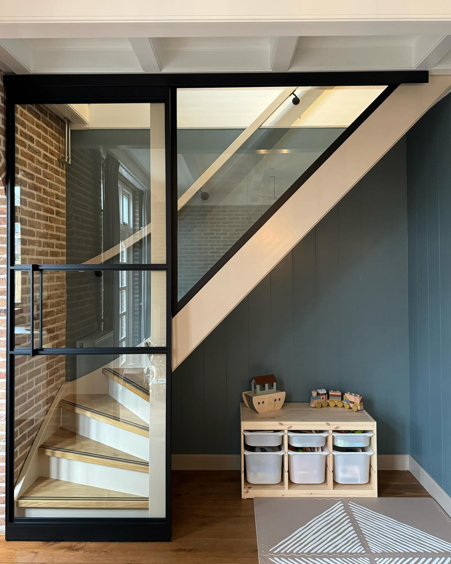 Vorige week hebben wij bij een klant deze IDA schuifdeur af gerond. De klant was op zoek naar een oplossing om de warmte beneden te houden. Deze schuifdeur met daarnaast een vast veld biedt hier de mogelijkheid voor.<br />
<br />
Er is hier gekozen voor de schuifdeur type “Modern” in de kleur 9011TC.<br />
<br />
Bent u geïnteresseerd in een van de systemen? Neem dan contact met ons op voor een vrijblijvende offerte