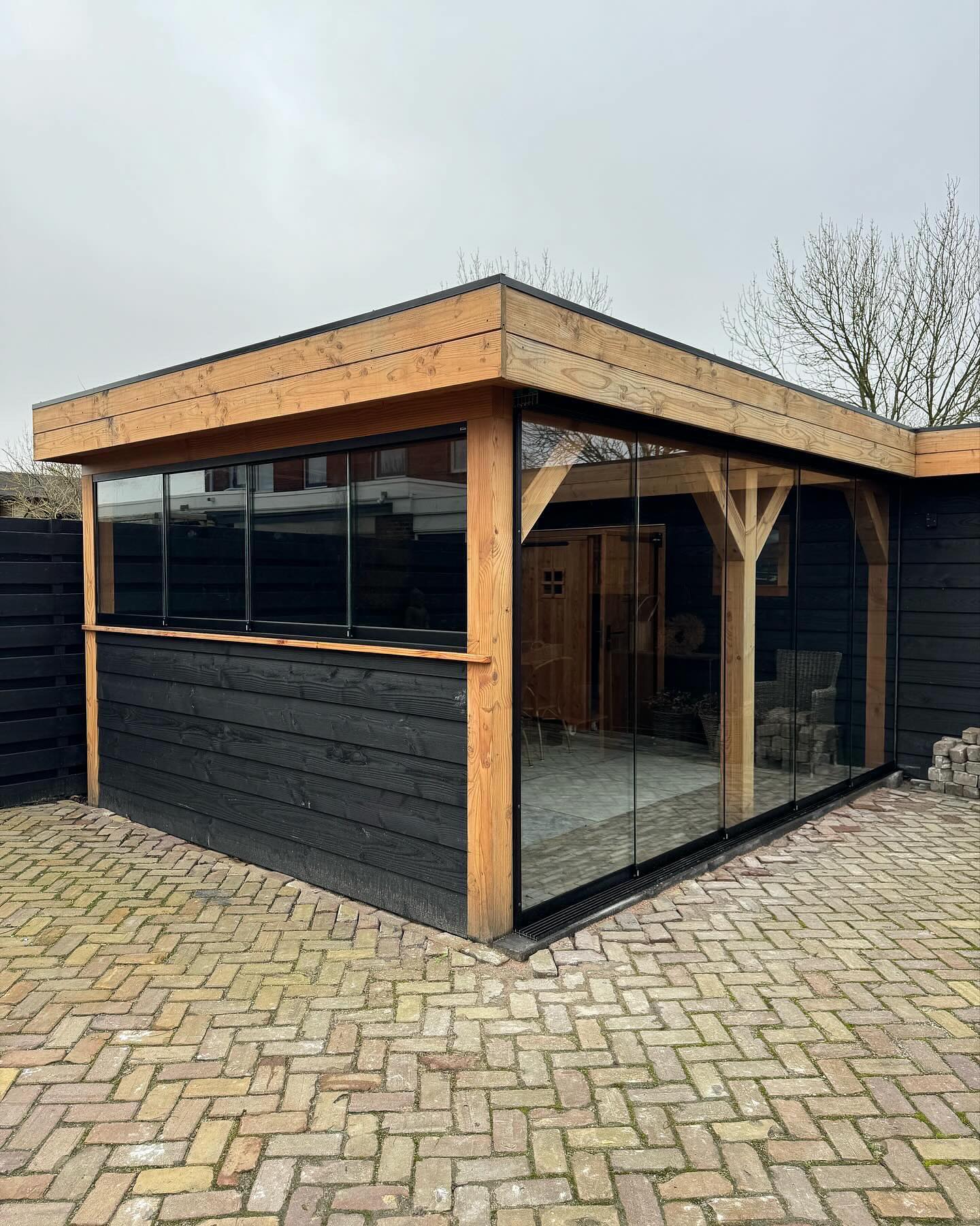 Ontdek de ultieme elegantie met de Verano Olivera glaswand! Deze hoogwaardige glazen afscheiding voegt stijl toe aan elke ruimte, terwijl het natuurlijke licht behouden blijft. Geniet van een naadloze overgang tussen binnen en buiten met dit verfijnde design. Creëer een moderne en luxe sfeer in jouw woning/overkapping met de Verano Olivera glaswand, waar functionaliteit en schoonheid samenkomen.<br />
<br />
Ben u geïnteresseerd in een van onze systemen? Neem contact met ons op voor geheel vrijblijvende offertes.