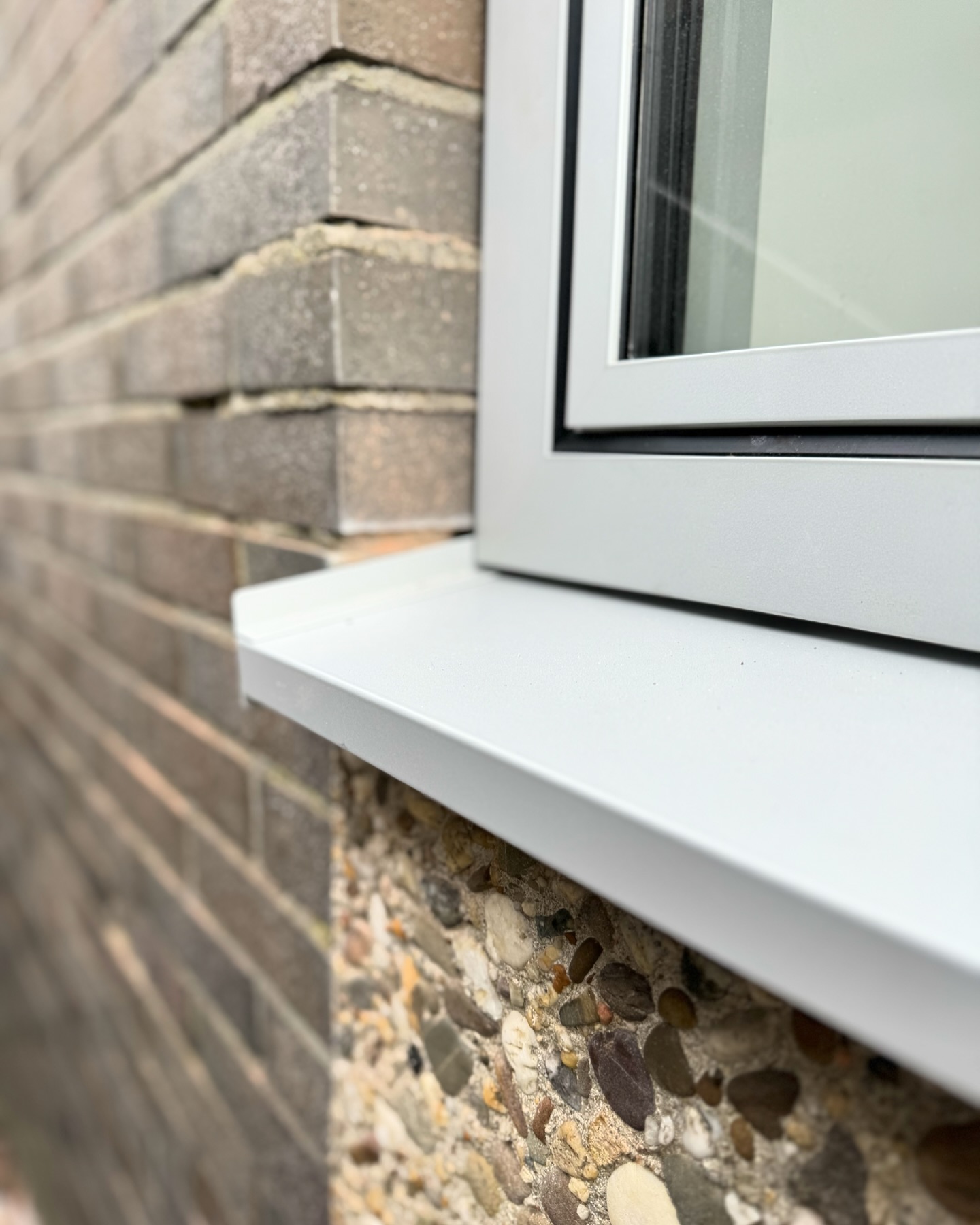 Gisteren hebben wij een woning bezichtigd die wij compleet hebben mogen voorzien van nieuwe kozijnen. <br />
<br />
De montage van deze systemen is uitgevoerd door Klussenbedrijf Kee.<br />
<br />
Op onze website is alle informatie te vinden over dit project.<br />
<br />
@aliplast.aluminium <br />
<br />
https://altinkaluminium.nl/projecten/verduurzaming-amsterdam/