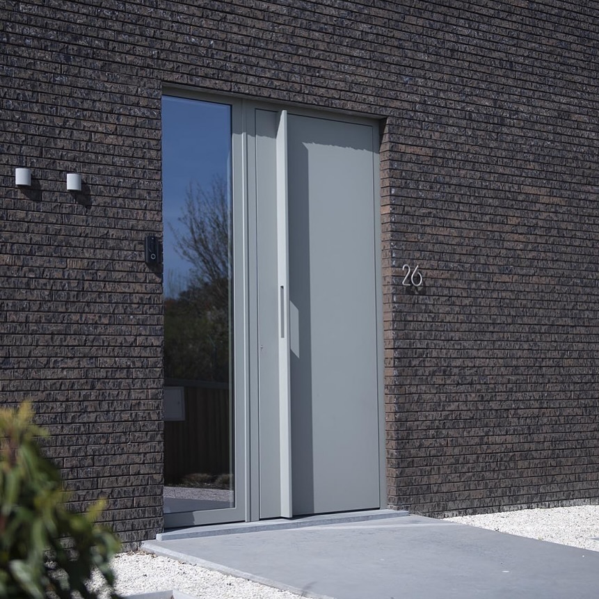 Vanaf heden zijn wij dealer van Frager, dit maakt het voor ons mogelijk om de deuren van Aliplast te combineren met de prachtige panelen van Frager. <br />
<br />
Deze deuren met Frager panelen zijn te vinden in onze webshop in de categorie “Deuren”. <br />
Laat u inspireren en neem een kijkje in de catalogus die u kunt vinden onder “Downloads”, hier vind u een ruime keuze aan traditionele en vleugeloverdekkende (Magnetude) panelen.<br />
<br />
Neem contact met ons op om de mogelijkheden te bespreken!