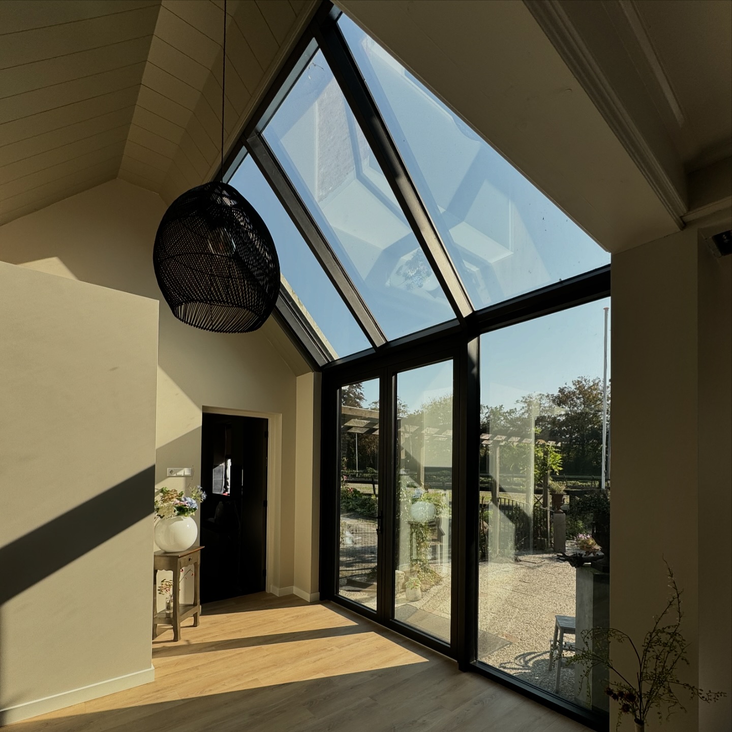 Voor de bouwvak hebben wij deze klant mogen voorzien van deze geveloplossing, betreffende een schuine kap van 135º bestaande uit de systemen MC Wall (vliesgevel) in combinatie met een Star 75 dubbele deur. <br />
Deze combinatie resulteert in een mooie natuurlijke lichtinval in de grote keuken, wat de wens van de klant was. De kleur van de profielen is 9011TC Grafietzwart fijnstructuur.<br />
<br />
Voor de glasvulling is gekozen voor HR++ Zonwerend glas, om de stralingswarmte uit de woning te houden. Het glas is voorzien van zwarte afstandhouders (TGI Spacer Zwart).