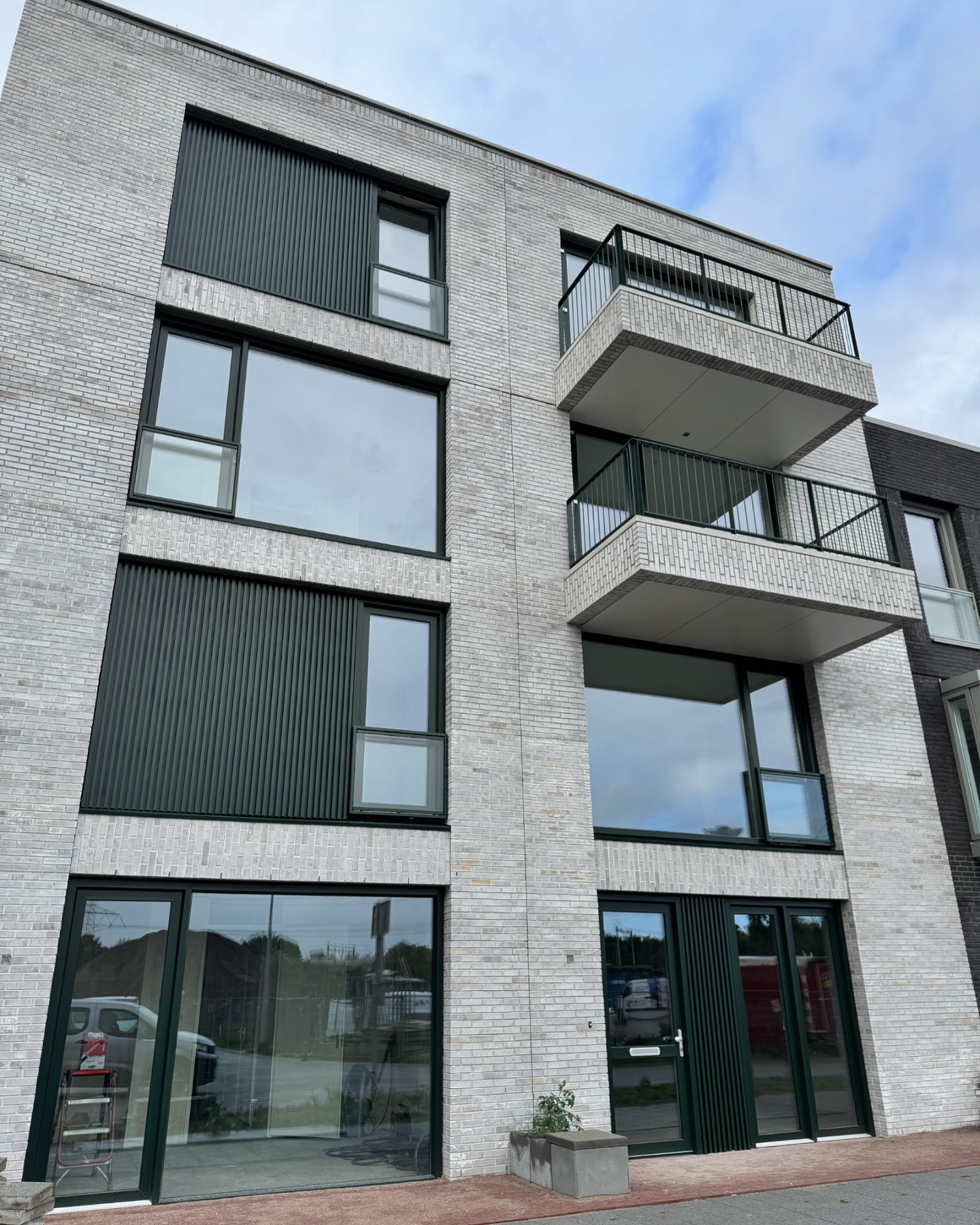 In opdracht van Thunissen Bouw hebben wij het project Oostzijderpark te Zaandam mogen voorzien van deze prachtige gevelbekleding. Deze Aliplast Decowall is op maat aangeleverd. De basisprofielen (DW210N) zijn voorzien van bevestigingsgaten. Hierdoor is de montage gemakkelijk en snel uit te voeren. Er is gekozen voor de DW231 afdekprofielen welke gemakkelijk op het basisprofiel worden geklikt. De profielen zijn gecoat in 6009M Dennengroen.<br />
<br />
De Decowall is in 4 varianten verkrijgbaar, iedere kleur is beschikbaar en ook kleur combinaties zijn mogelijk.<br />
<br />
Ben u benieuwd wat wij kunnen betekenen voor uw project met betrekking tot geveloplossingen, neem dan gerust contact met ons op voor een vrijblijvende offerte.