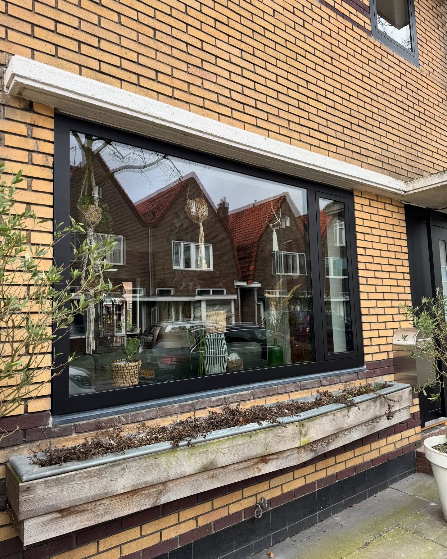 In Koog aan de Zaan hebben wij kozijnen mogen leveren voor deze gehele woning, deze levering betrof kozijnen met draai/kiepramen inzetten en een voordeur.<br />
<br />
De deur is voorzien van Frager Jura deurpaneel, welke is voorzien van een Sobinco deurtrekker over de gehele lengte.<br />
<br />
Voor alle posities is het Aliplast Star 75 systeem gekozen in de kleur 9004TC.