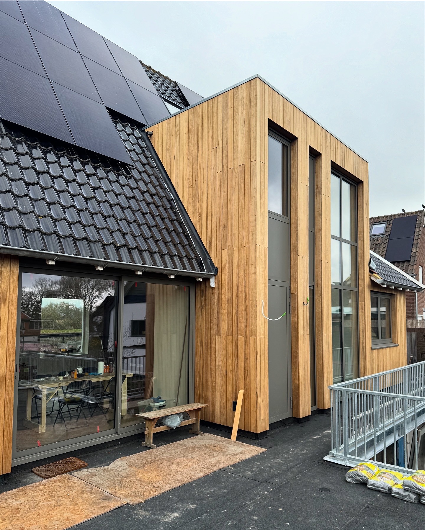 In opdracht voor Bouwbedrijf Bert Groot hebben wij meerdere systemen mogen leveren voor dit project in Vijfhuizen. De achtergevel is voorzien van Aliplast Star 75 kozijnen met een hoogte van 5,3m.<br />
Ter plaatse van het sanitaire gedeelte is gekozen van Alu Harfoam panelen welke zijn gecoat in de kleur van de kozijnen.<br />
<br />
In het woongedeelte is gekozen voor de VG500 schuifpui. Deze en vrijwel alle andere posities zijn voorzien van Renson Invisivent Air ventilatieroosters. Deze roosters zijn geïntegreerd in de kozijnen. <br />
<br />
Als kleur voor dit geheel is gekozen voor 7039TC Mat Fijnstructuur “Kwartsgrijs”. <br />
<br />
De kozijnen zijn voorzien van HR++ Top S glasvullingen met een Ug waarde van 1.0 W/(m²K).<br />
<br />
Bent u benieuwd wat wij voor uw project kunnen betekenen? Neem dan contact met ons op.