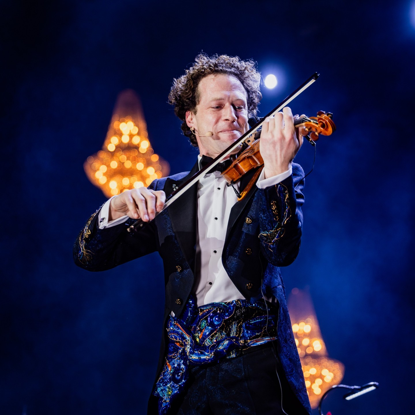 Sensational violinist Vladimir Jablokov, joined by over 150 performers on stage, turned #3Arena into a festive wonderlan...