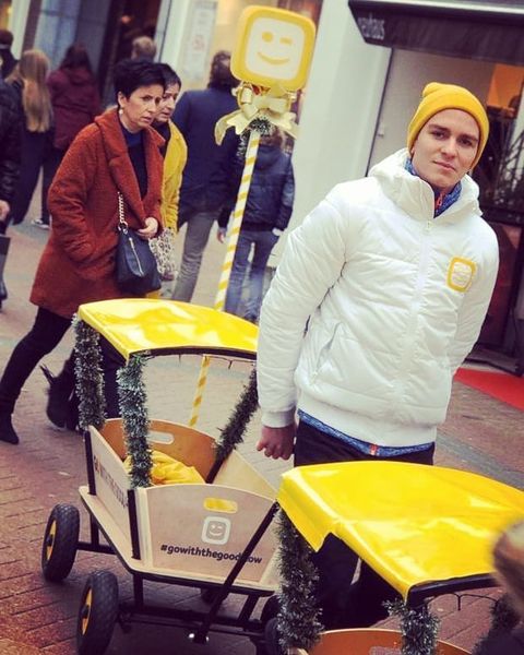 Did you see our Telenet ‘pakjes-taxi’s’ in the shoppingstreets yet? Let’s meet up in Waasland Shoppingcenter, Antwerpen, Mechelen, Genk or Gent the next few days. We are more than happy to help you! #gowiththegoodflow #telenet #pakjestaxi #shoppingtime #bolderkar #merrychristmas #butikagency