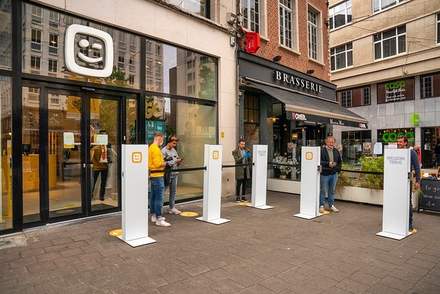 Ook op de Meir maakten we mensen blij in de wachtrij. #telenet #butikcando