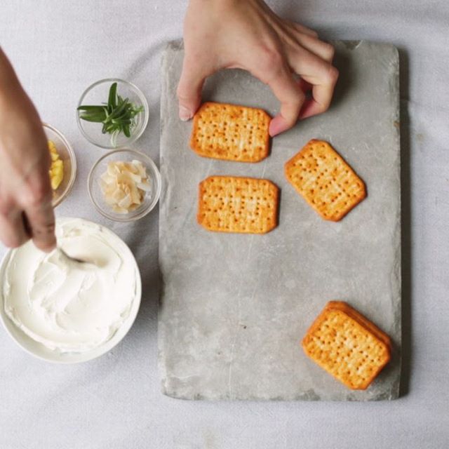 Apero time 🌸😋 Sweet edition // toppings easy & délicieux 👌 Ananas caramélisé 🍍 – cream cheese – romarin et coco… Parfait pour des cravings gourmands😍 #topyourtuc