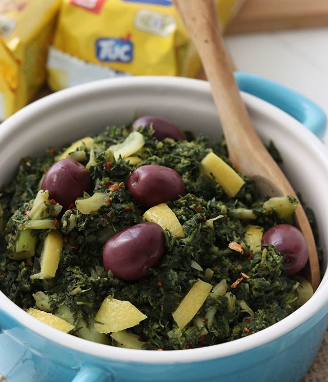 TUC MET EEN MAROKKAANSE TWIST!😍 Eén van mijn favorieten is de TUC Original en ik kan in mijn eentje makkelijk zo’n pakje naar binnen werken!🙊😂 Welke TUC is jouw favoriet?
•
Deze Bakola en Taktouka salades zijn een typische Marokkaanse salades die vaak als bijgerecht worden geserveerd naast bijvoorbeeld een tajine, maar wist je dat beide salades ook erg lekker zijn als tapenade op een TUC?😍 Op de blog deel ik het recept met je van deze twee tapenades!
@uitdekeukenvanfatima
#الخبيزة
#المطبخ_المغربي #سلطة_مغربية مقبلات_مغربية #directelinkinbio #TOPYOURTUC #sp #TUC #typischmarokkaans #tapenades #Bakola #Taktouka #TUCmeteenmarokkaansetwist